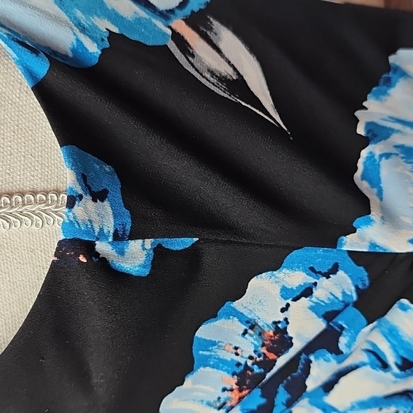 NEW WHBM WHITE HOUSE BLACK MARKET BLACK FLORAL FITTED HALTER TOP - Picture 4 of 16